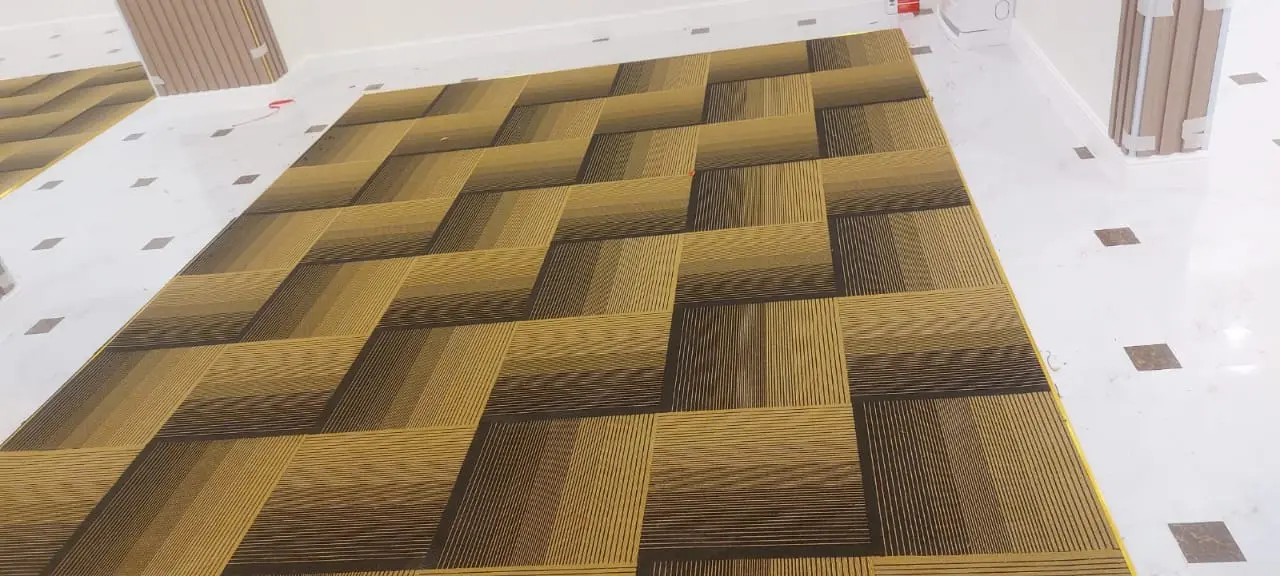 موكيت مربعات شرائح 50×50 مركب في مكتب - صورة 8